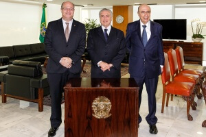 Ilan Goldfajn, President of the Central Bank; Interim President, Michel Temer and Finance Minister, Henrique Meirelles (left to right), June 9, 2016. 3) Photocredit: Beto Barato/PR.