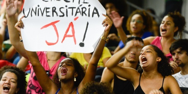 Striking students, staff and professors at the State University of Rio Janeiro protest in support of more childcare spaces, April 13, 2016. 4) Photocredit: Tânia Rêgo/Agência Brasil.